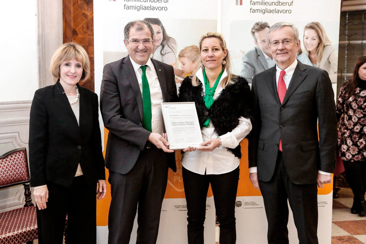 Raiffeisenkasse Ueberetsch Zertifikatsverleihung Audit Familie und Beruf 2017