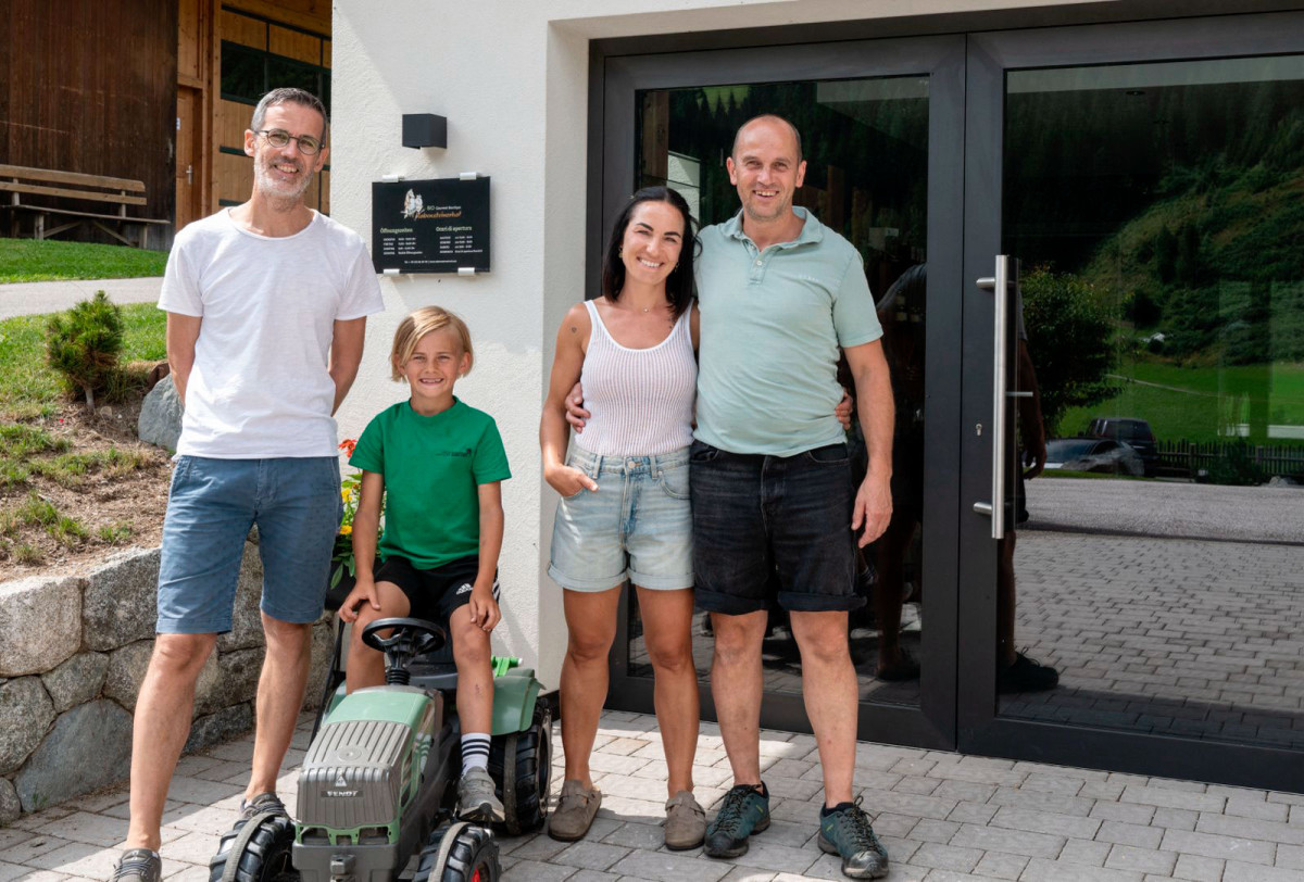 Ethical-Banking-Leiter Roland Furgler mit der Familie Gross